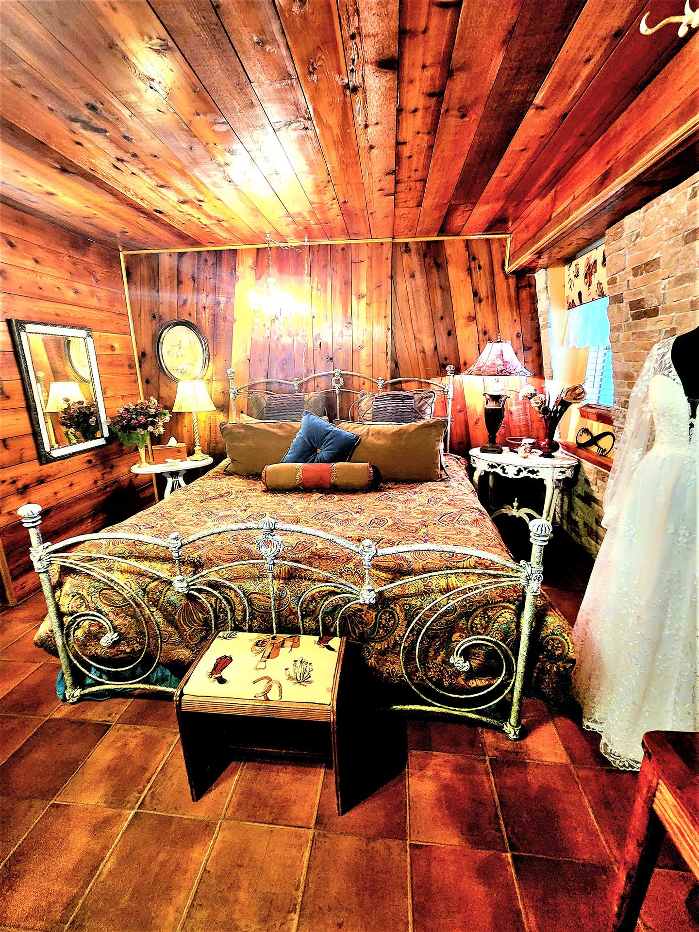 Bridal suite room at Chisholm Trail Rustic Venue